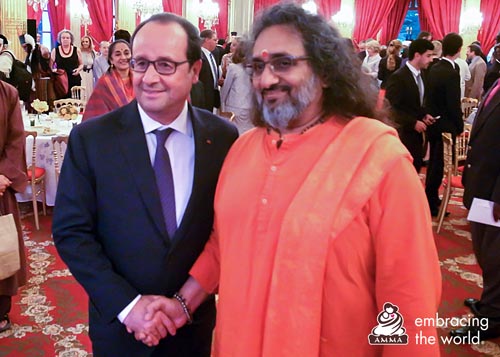 Swamiji shakes hands with French president