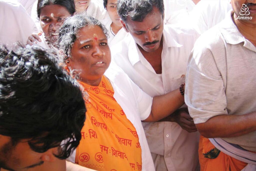 Amma with volunteers