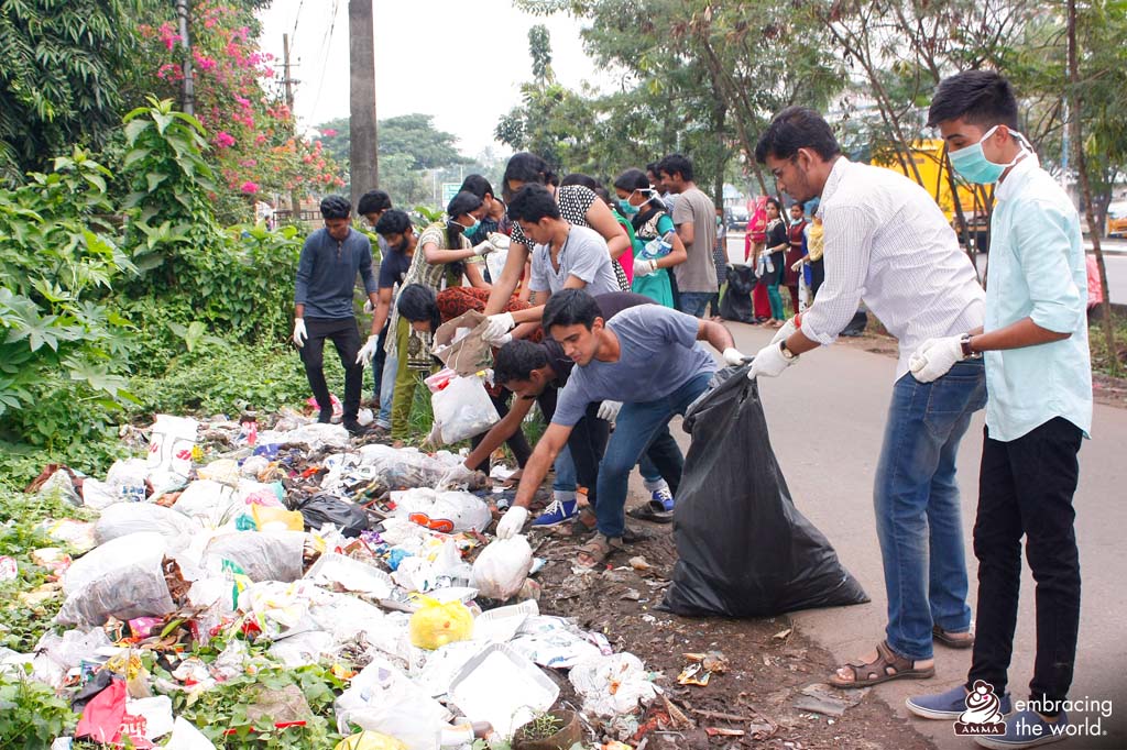 Volunteers pick up trash