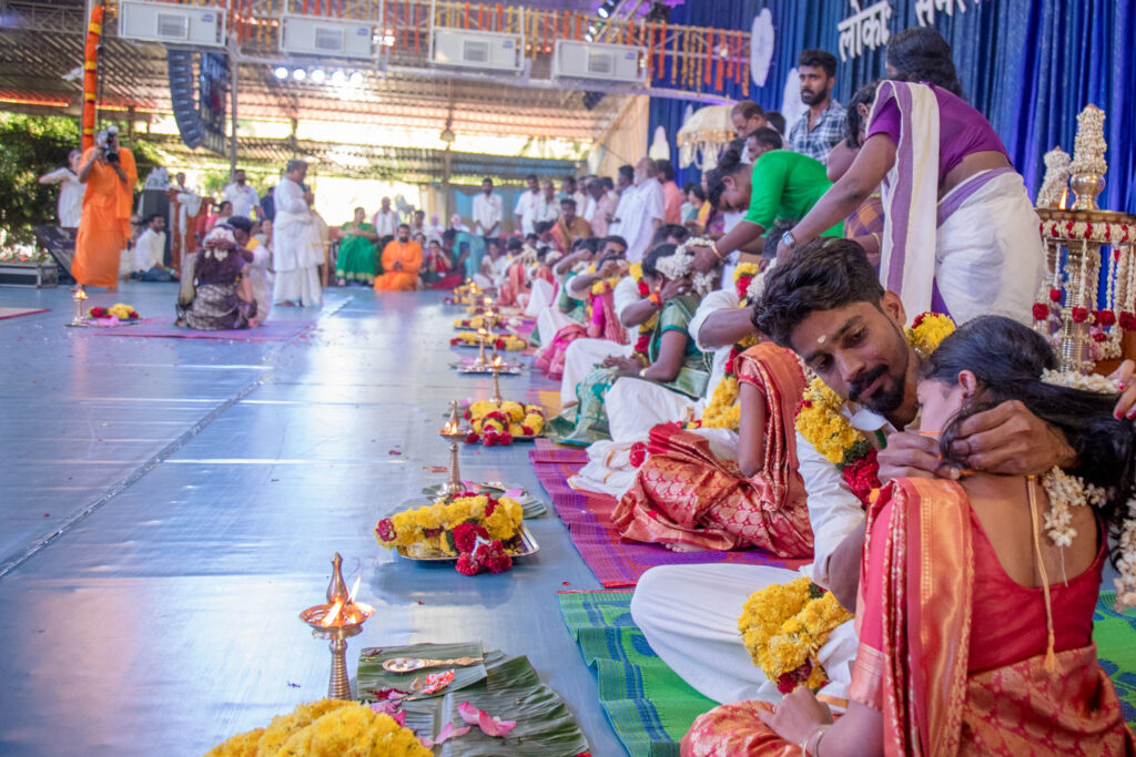 10 couples perform wedding ceremonies simultaneously