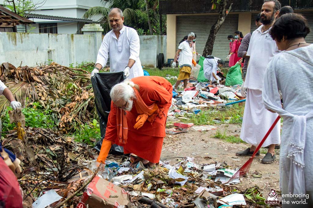 Swamis and other ashramites clean up trash