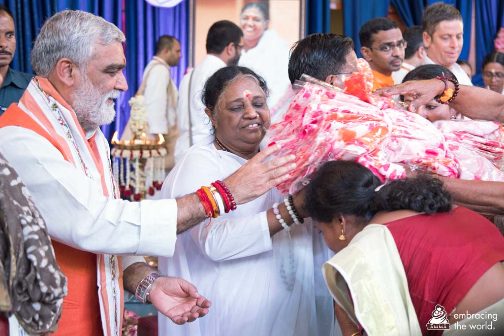 Amma gives saris to a village woman