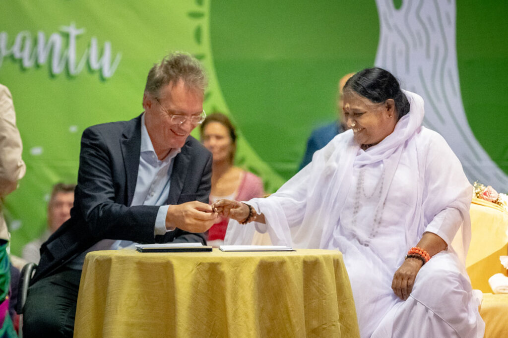  Prof. Joost Kok hands Amma a pen