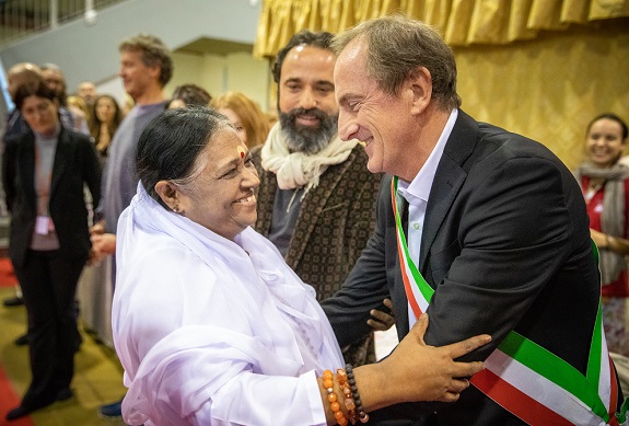 Amma hugs dignitary