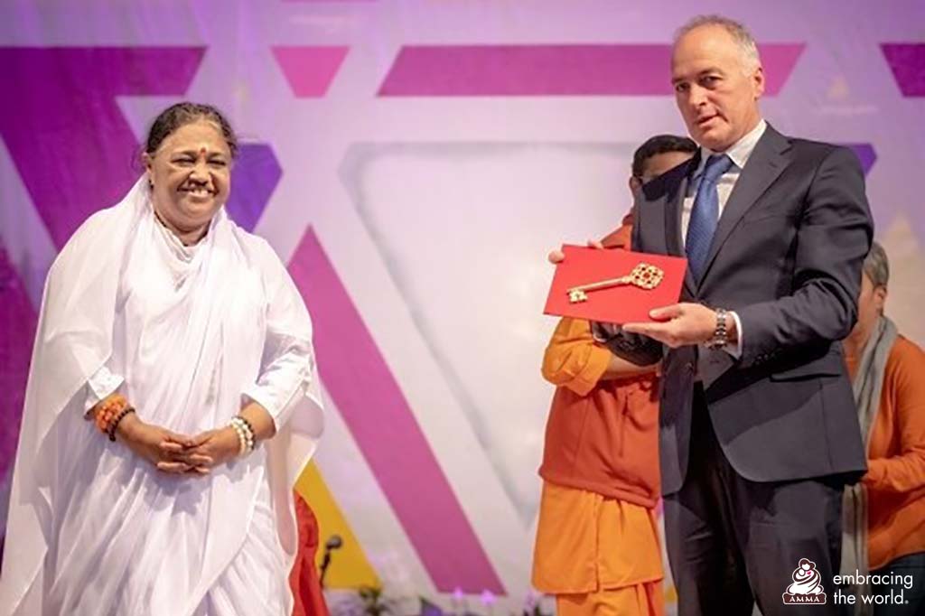Amma on stage with mayor