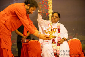 Amma throws flowers on swami