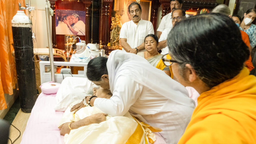 Amma kisses the body of her mother