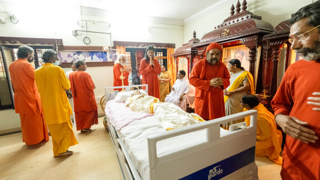 Amma and the monastics pay their respects to Damayanti Amma's body