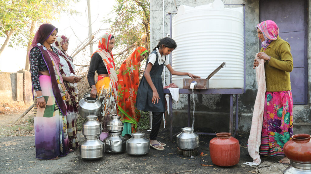 Women fill us pots with water