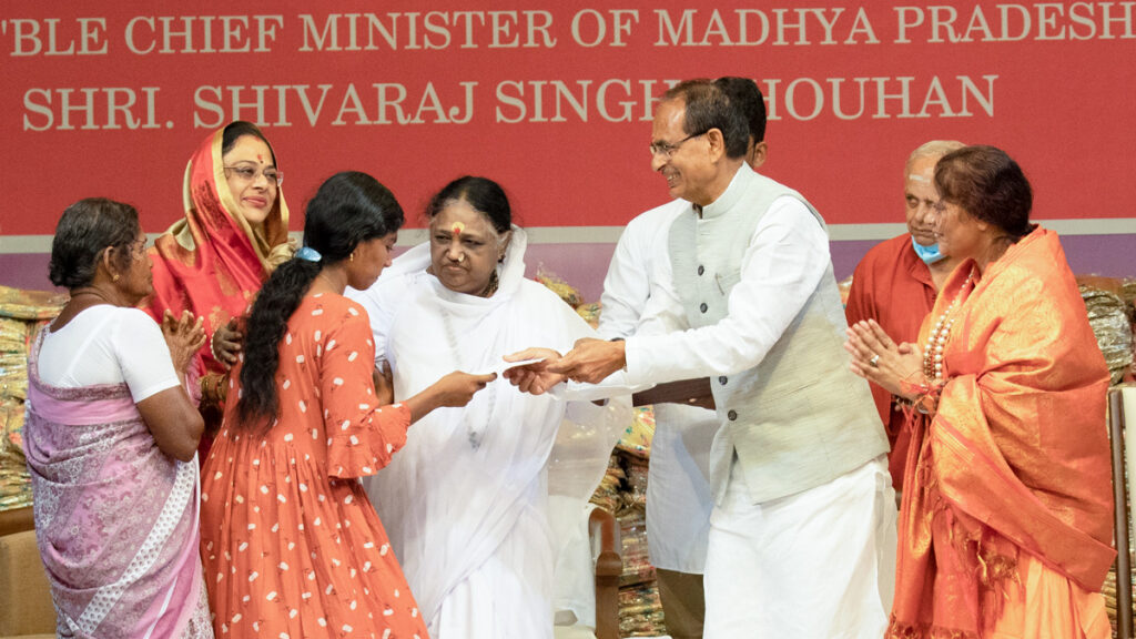 Amma and chief minister on stage distributing aid