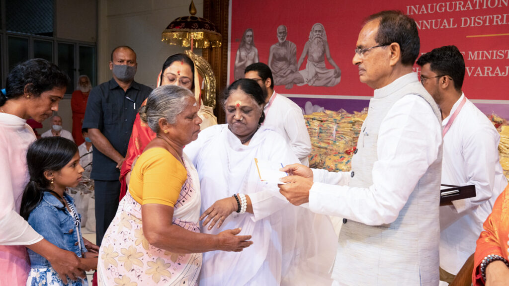 Amma and minister distribute aid