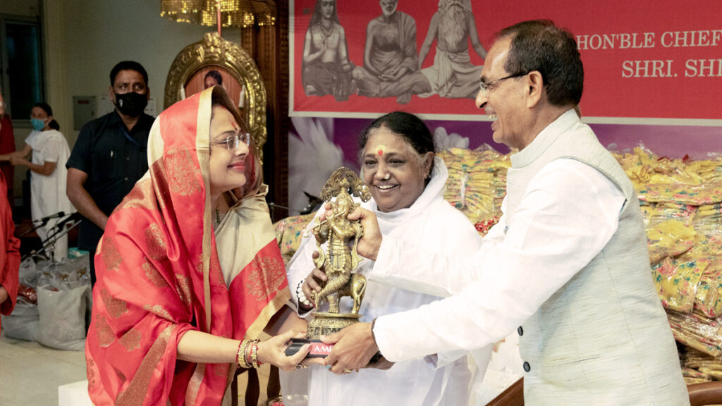 Amma gives a statue to the minister and his wife