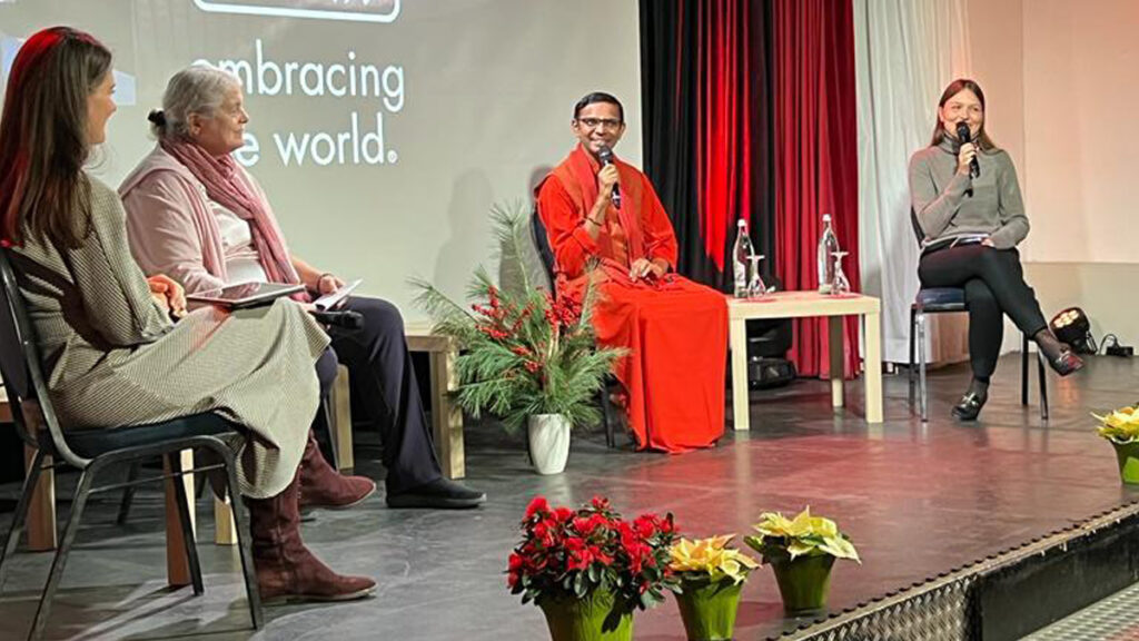 In Munich, Swami Shubamritananda and three female panelists discuss on stage the movie Amma's Way. 