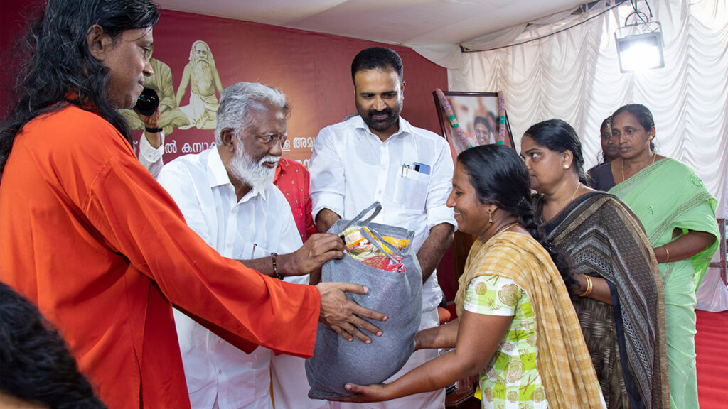 Women receive aids from dignitaries