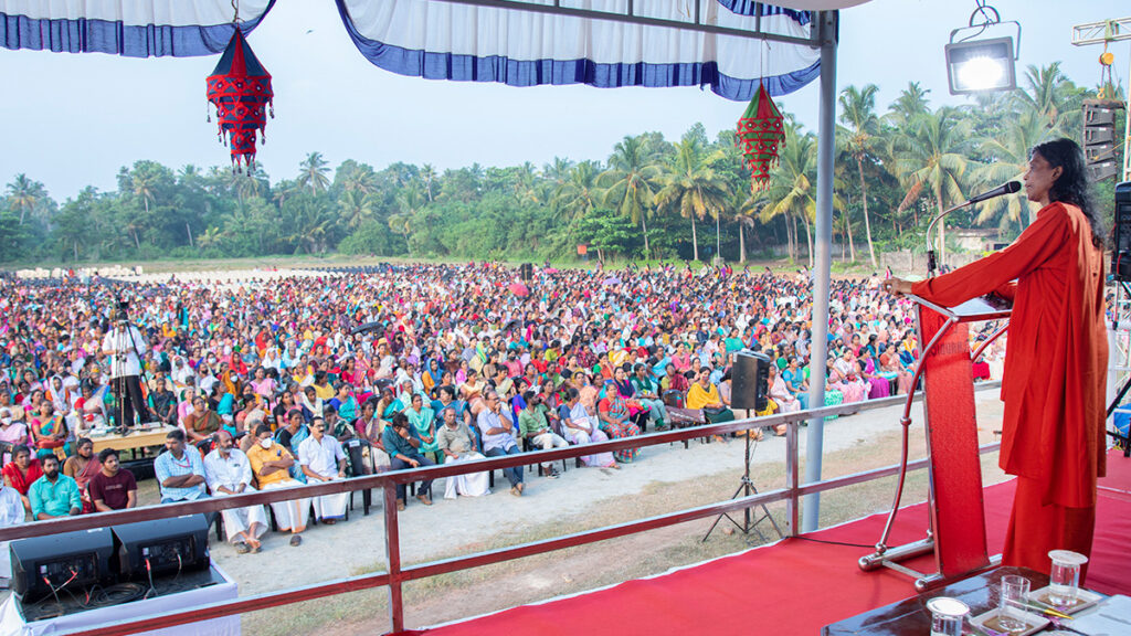 Swami speaks to a large crowd