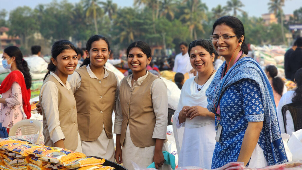 Students and faculty with Amrita Vishwa Vidyapeetham volunteered for distribution.