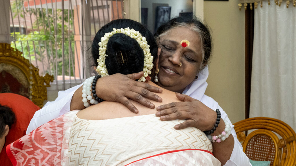 Amma gives Dr. Sandhya darshan