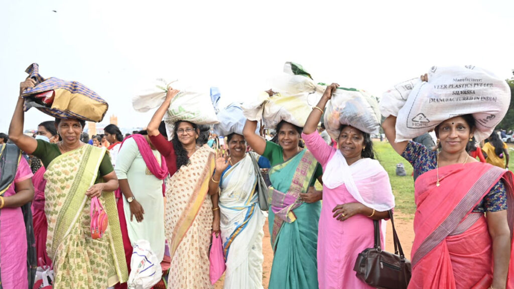 Women carry their bags of aid on their head