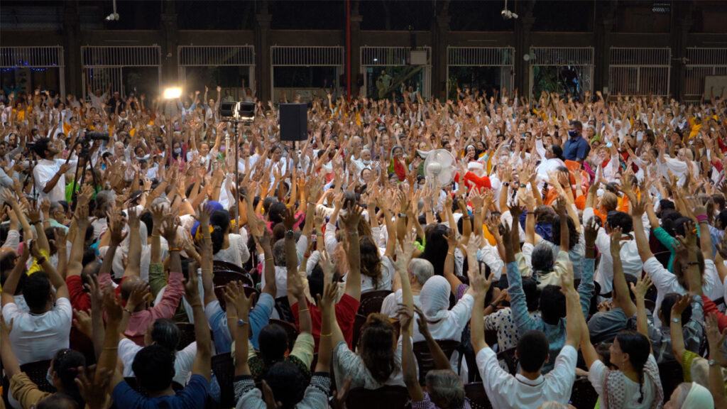 the hall in Amritapuri filled with hundreds of people 