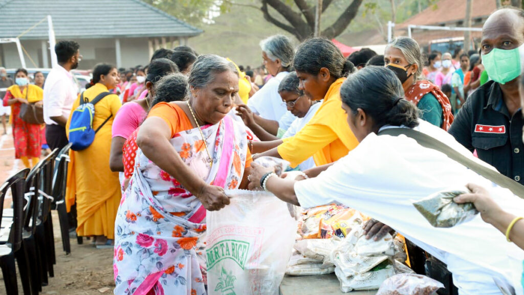 Ashram volunteers distribute aid to all the woman who attended