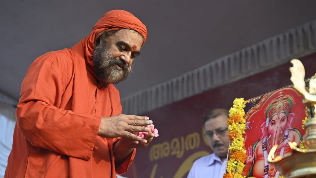 Swamiji lights lamo