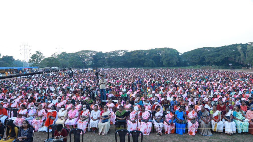 100,000 women sit together in an outdoor venue