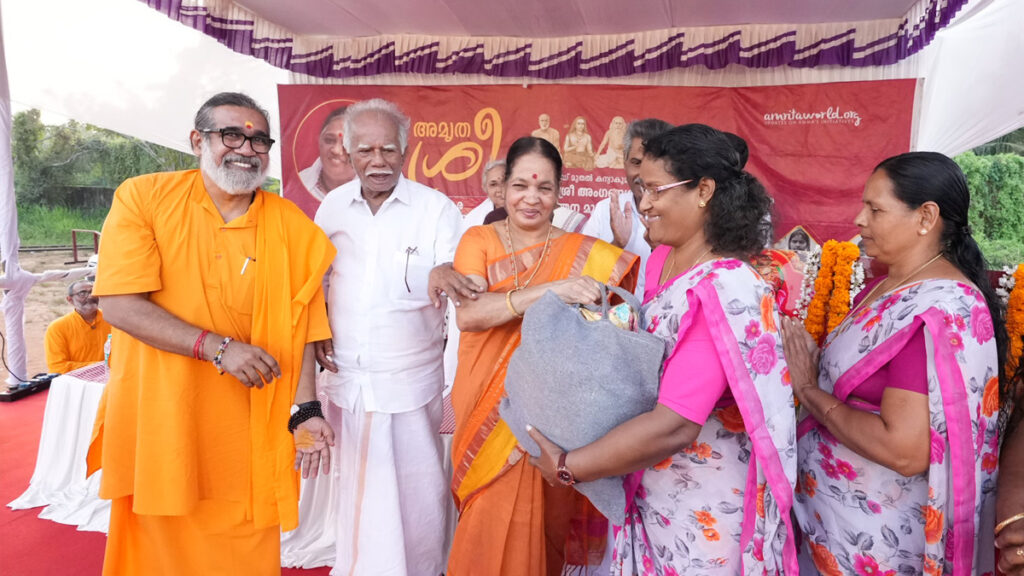 Bags of aid distributed to women