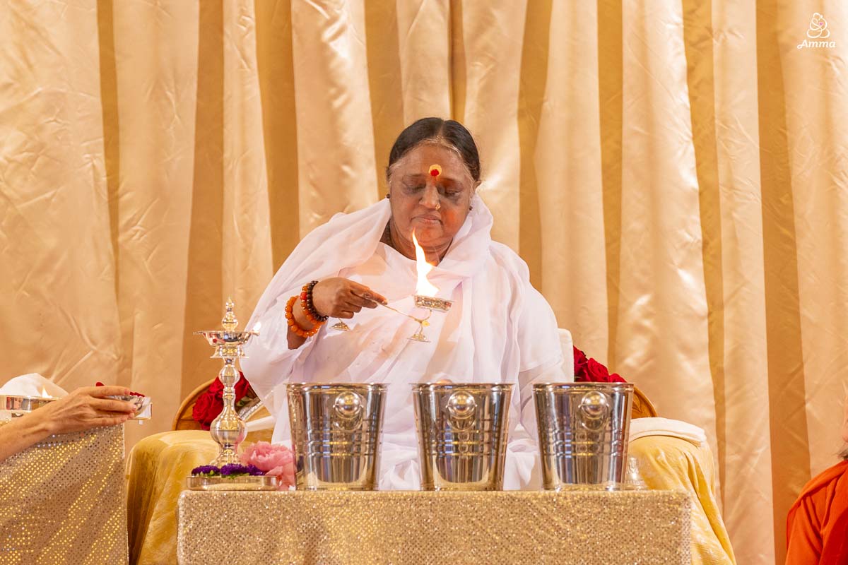 Amma embraces Seattle, Washington North America Tour 2024