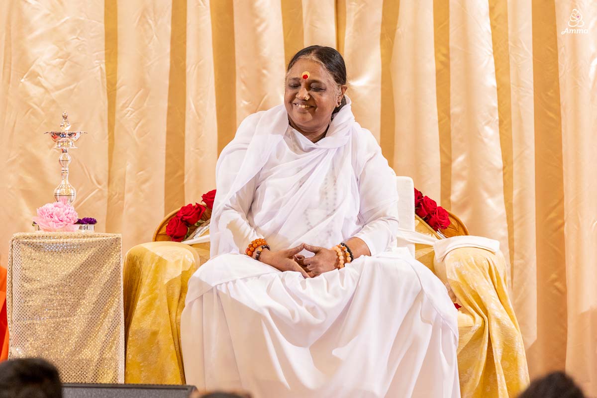 Amma embraces Seattle, Washington: North America Tour 2024 - Amma.org