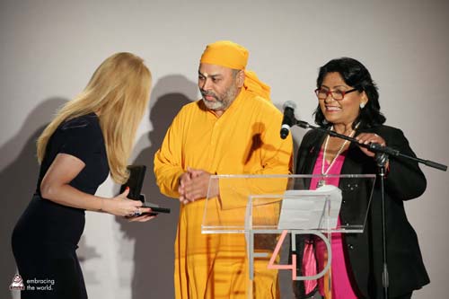 Dayamrita receiving the award on Amma's behalf
