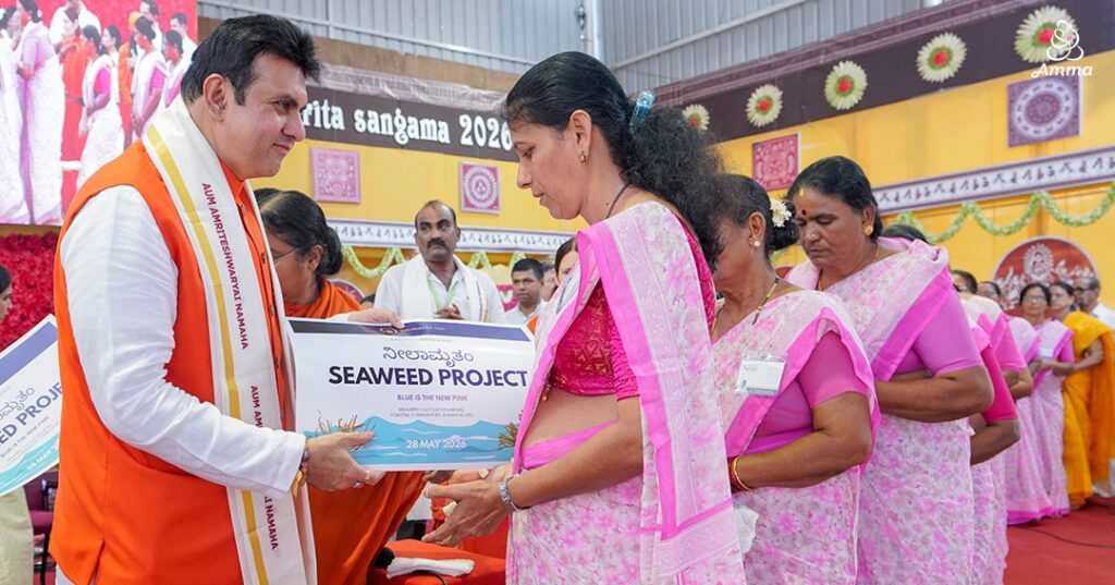 Women receive certificates for the seaweed project