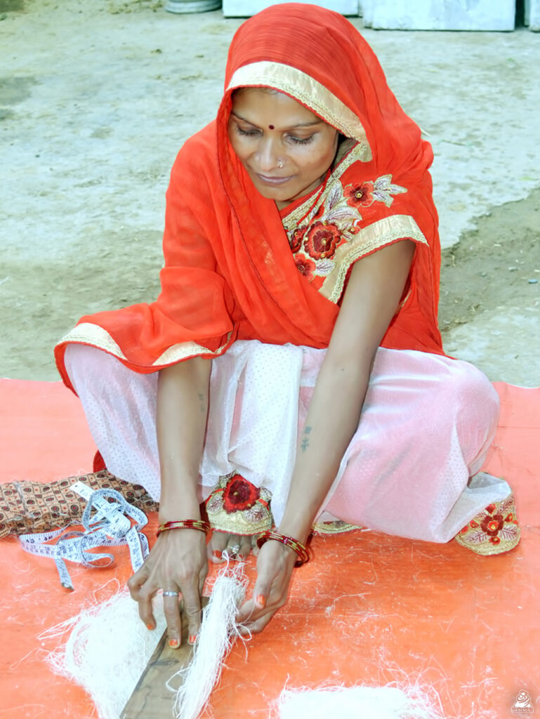 Women shapes banana fiber