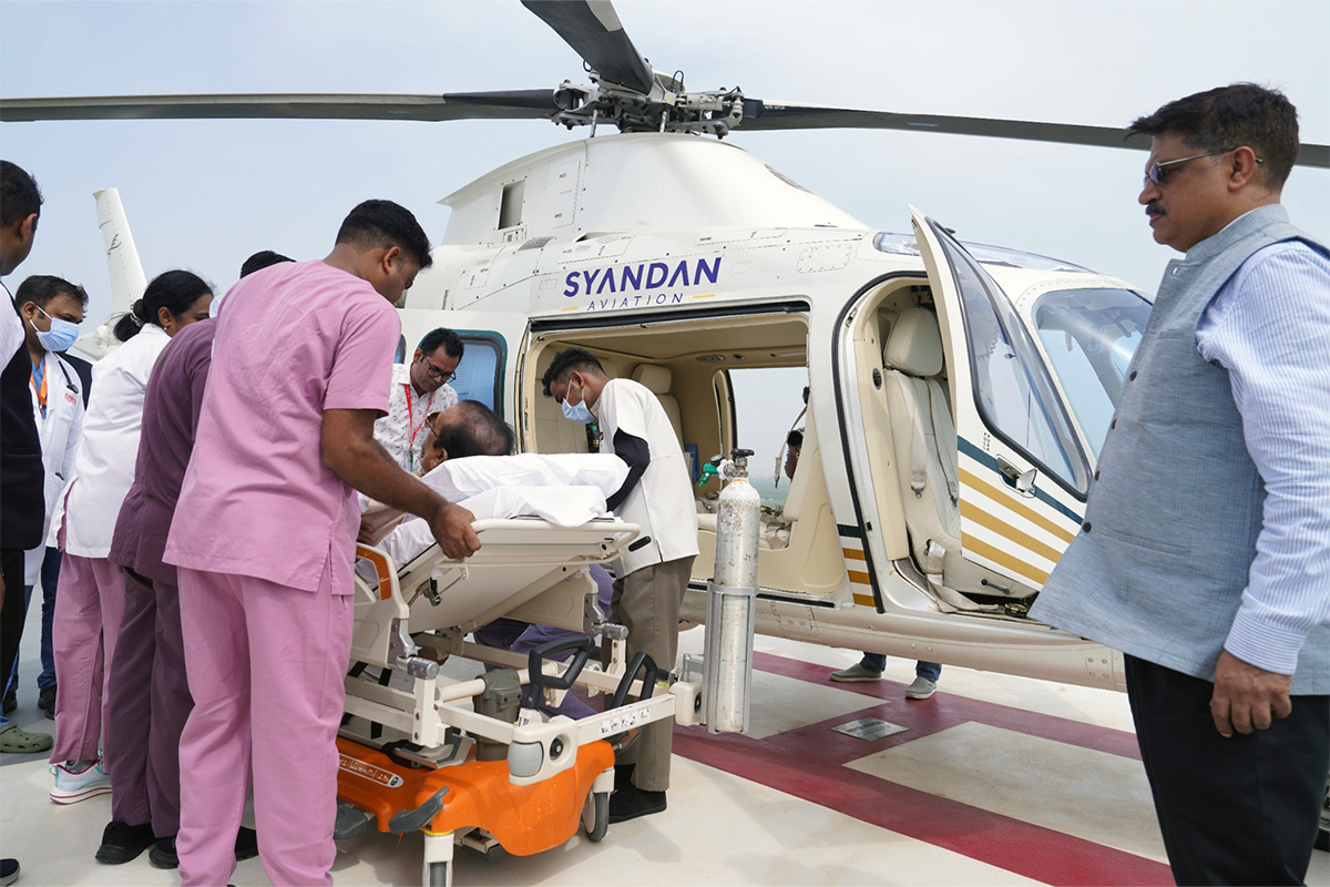 the patient is taken out of the helicopter