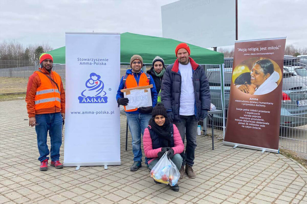 The Amma Poland station at the border crossing. To the far right is Marcin Krol. In front is Sreepriya Chalakkal.