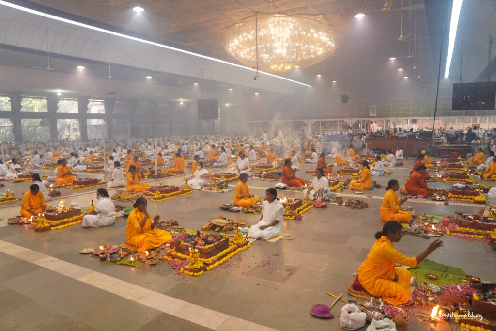 The ashram hall has 108 female priests participating simultaneously