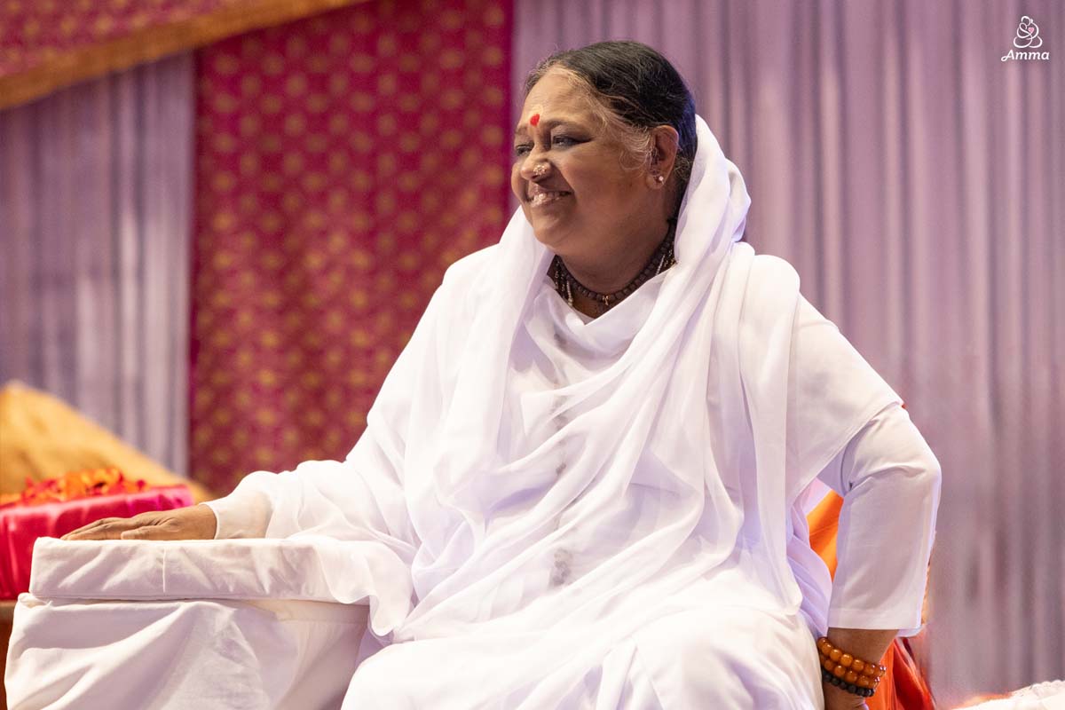 Amma embraces Albuquerque, New Mexico North America Tour 2024