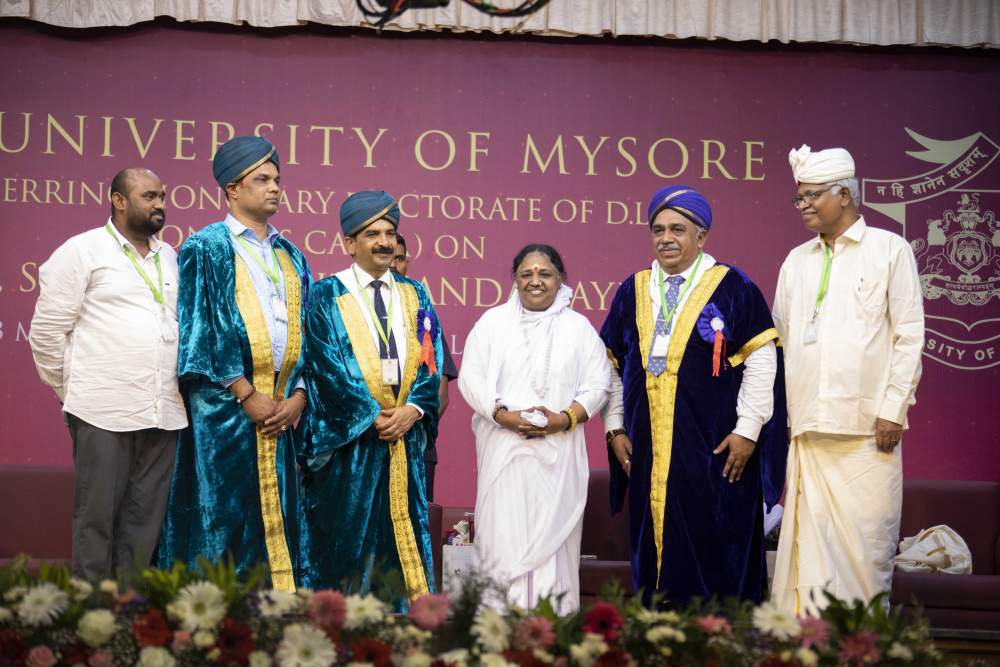 Amma standing with dignitaries.