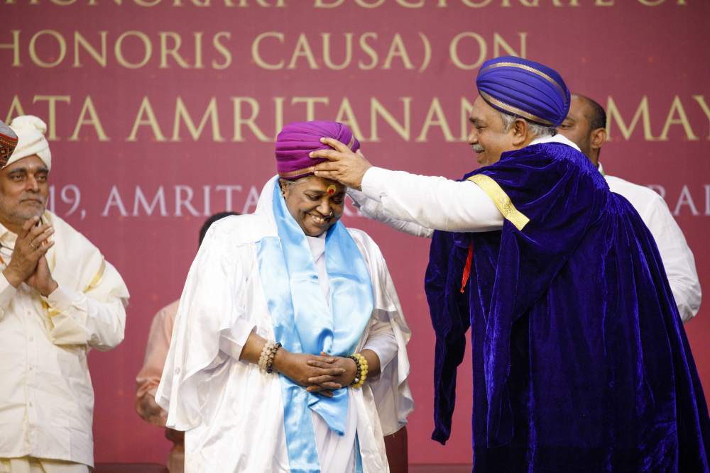 Vice Chancellor of the University of Mysore, Prof. G. Hemanatha Kumar presents Amma with the ceremonial cap.