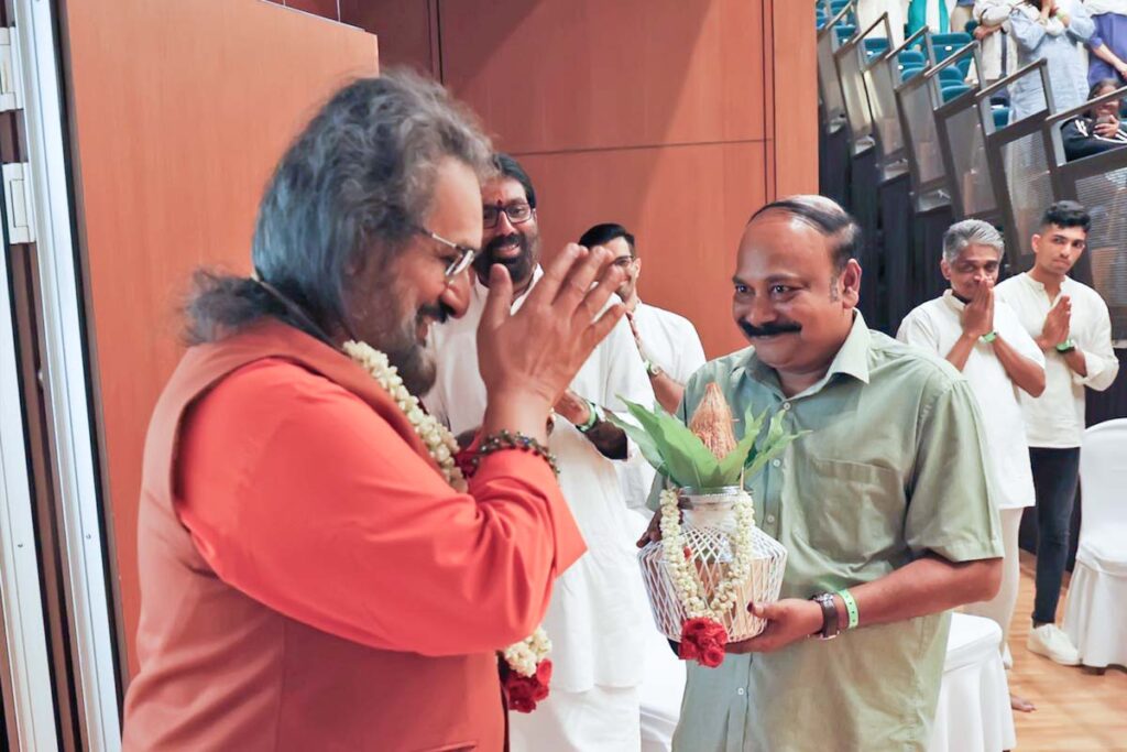 A devotee welcomes Swamiji