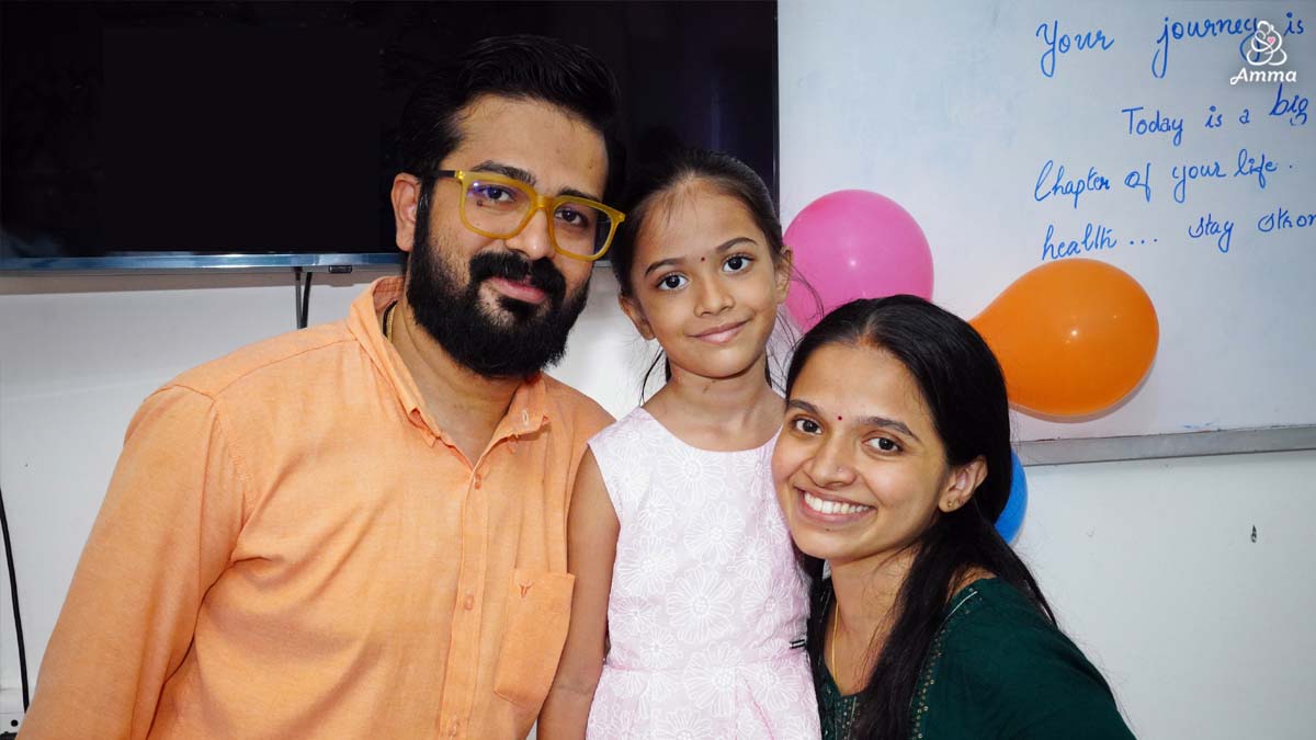 A little girl with her parents