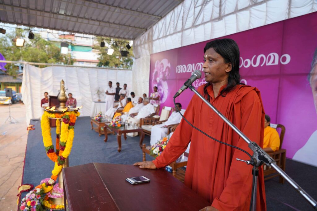 Swami speaks to the crowd