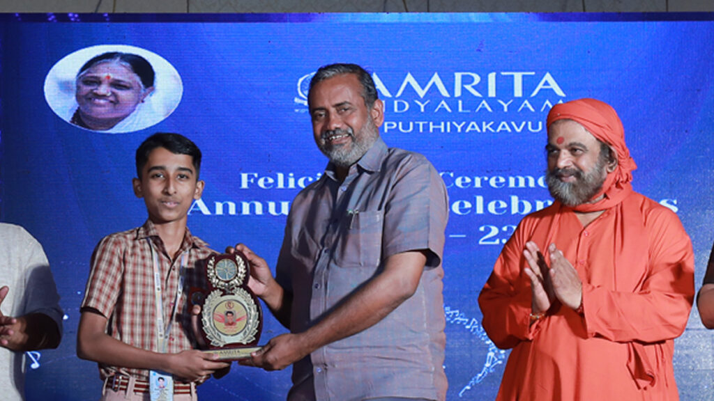 Karthik Raj receives his award