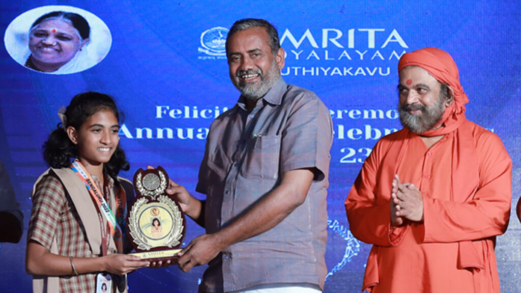 Kavya receives her award