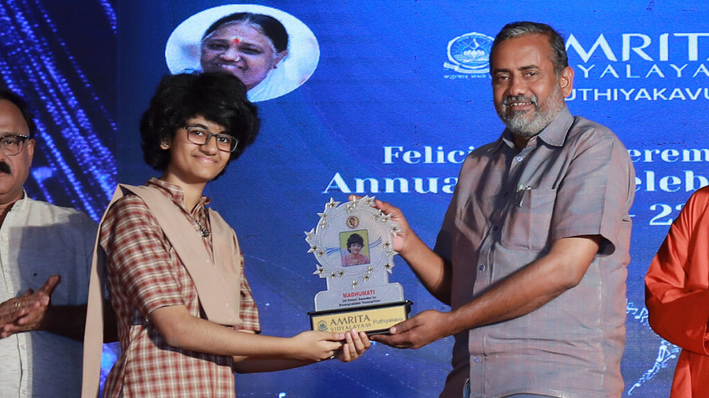 Madhumathi receives her award