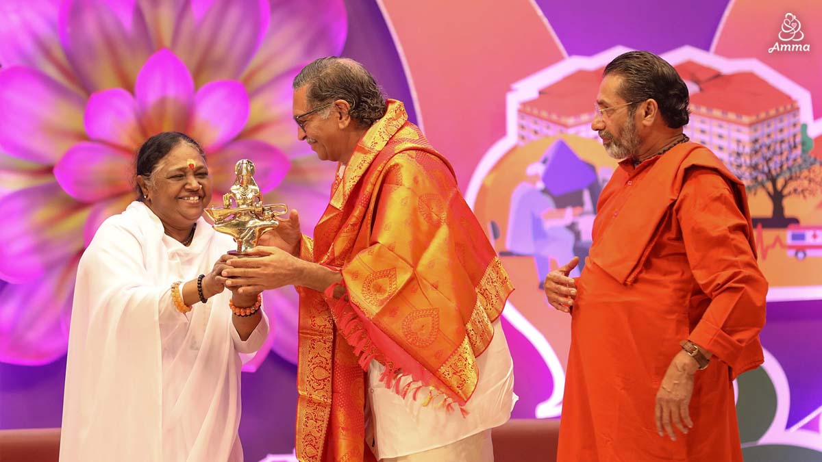 Amma presents the award