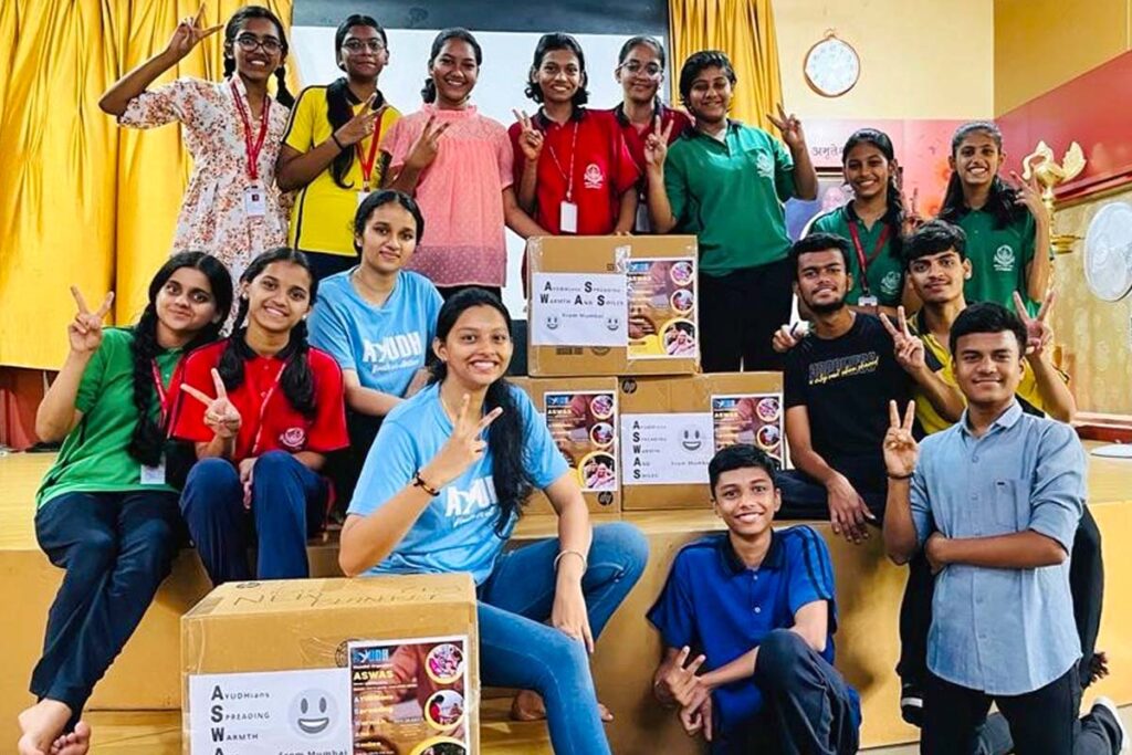 Volunteers in Mumbai with boxes