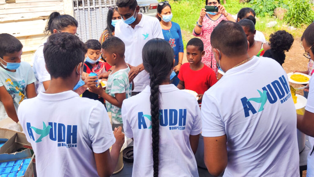 The AYUDH volunteers distributed meals of rice, lentils, and vegetables to the 50 children and adults who arrived for lunch.