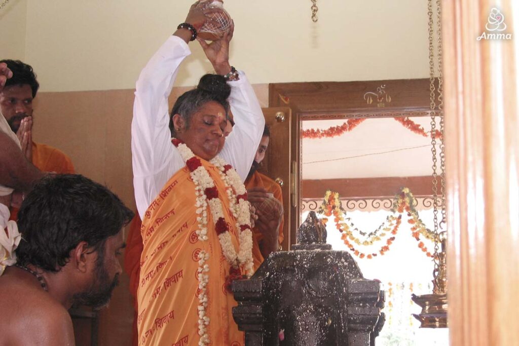 Amma performs the consecration puja