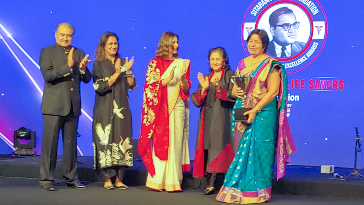 Dr Pratibha Singhi receives the award