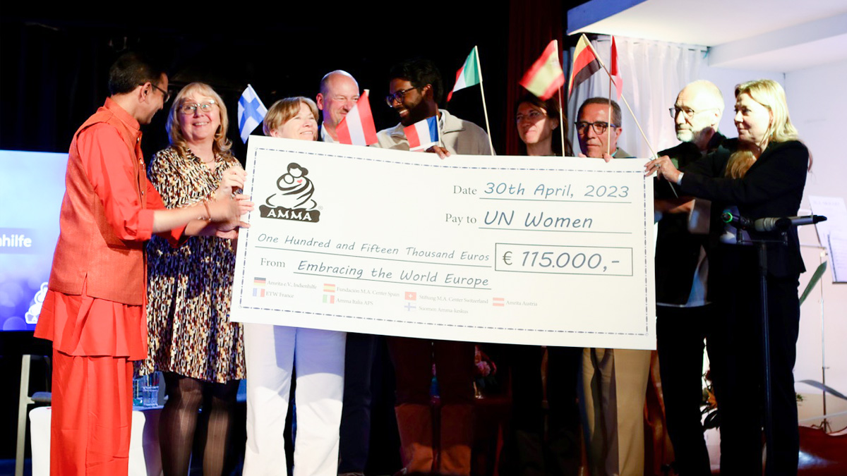 A symbolic cheque was handed over to Corinna Witzel, Executive Director of UN Women Germany, by Swami Shubamritananda Puri, representative of the Mata Amritanandamayi Math in Europe.